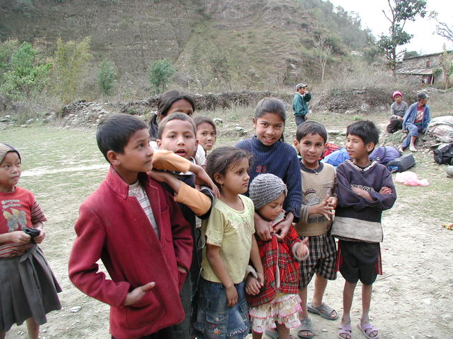 村と交渉<br />キャンプ地が決まると<br /><br />村の子供たちがものめずらしそうに集まってくる。