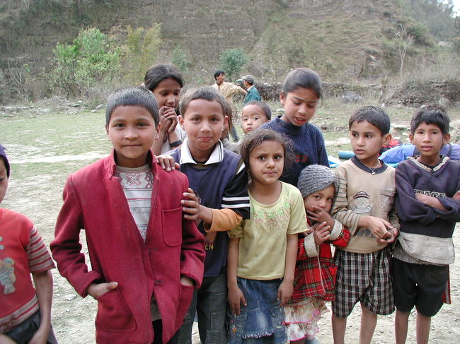 ナマステ・ナマステと挨拶しながら<br />僕も、私も・・・撮ってと。<br /><br />液晶で撮った写真を見せてやると大喜び。