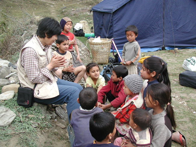 同僚はネパール語を話せるので<br />子供たちには大人気・・・<br />ネパール語の寺子屋状態・・・<br />ほほえましいひと時でした。