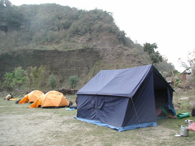 ブルーがキッチンハウス<br />黄色が居住テント<br />このほかトイレのテントも造ってくれる。<br /><br />ヒャンザ村は静かに夜が更けていく・・・。<br /><br />夜中に星空を仰ぐと<br />流れ星が多く見られるのでびっくり<br />やはりどこか違う・・・。<br /><br /><br />　　　　　　　　　　完