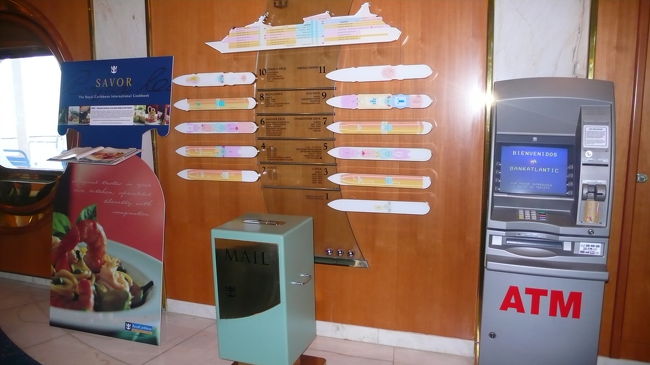 船内配置模型とＡＴＭと郵便ポスト。<br />船内では現金での支払い原則不要なので、ＡＴＭの利用客は見ませんでした。<br />現金が必要な時は、カジノでクレジットカードにより現金を貸し出ししてくれます。<br />