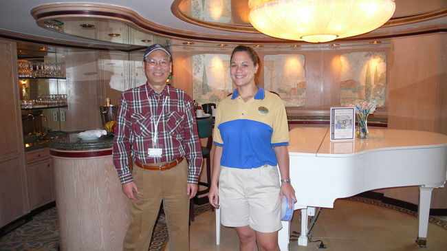 ８５００号室、ロイヤルスイートルームのピアノバーです。