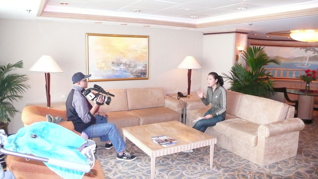 ８５００号室の応接セット。<br />テレビレポーターが取材していました。