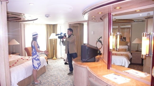 ８５００号室のベッドルーム。<br />ここにも別のリポーターが取材していました。