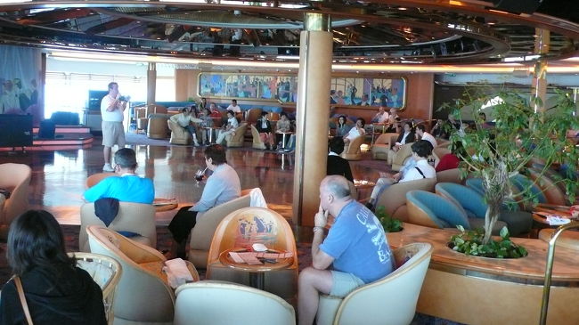 ビンゴゲームが開催されているシャルウイダンス・ラウンジです。<br />このビンゴゲーム１セット２８ドルもした。<br />この船はビンゴ用の設備が不備で、どこでも有る番号表示板がない。<br />このため番号の再確認が出来ないので、読み上げの番号が聞き取れなかった場合は、ギブアップです。<br />早口で次々と読み上げる番号を完全に聞き取れない方は、参加してはいけません。<br />私も１つ聞き逃したので、ビンゴを逃した？残念。<br />