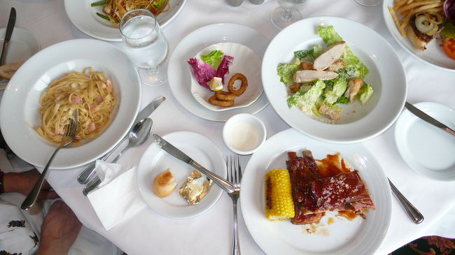 今日の昼食は、セルフのバイキングではなく、メインダイニングでフルコースの料理をいただきました。