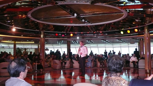 今夜は船長主催のパーティです。<br />シャルウイダンス・ラウンジにて船長挨拶。<br />この船はケチで、シャンパン・カクテル・ジュース等のお代わりを配る係員が非常に少ない。