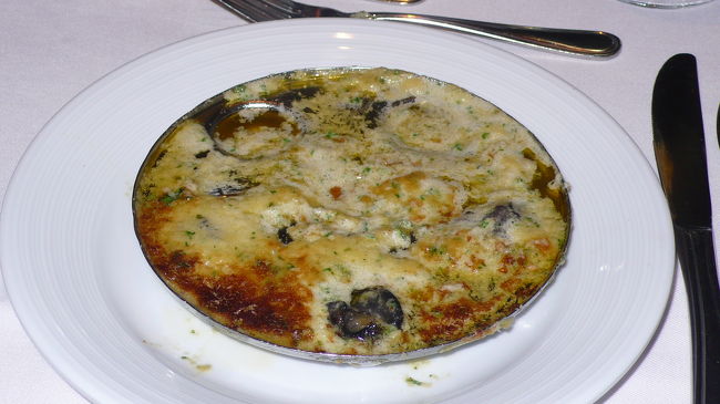 夕食の前菜で、ガーリックとハーブを効かせたバターで焼いたエスカルゴで、味は良かったが身が小さい。