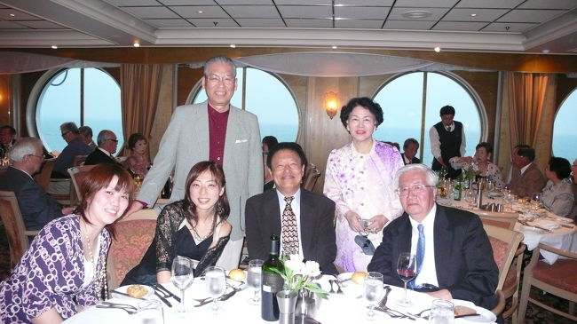 アラスカのクルーズ旅行で、ご一緒になった世界を飛び回っている素敵な男性（座ってる中の方）と偶然今回も一緒になり、楽しいお話を聞かせていただきました。<br />お連れの男性も外国の会社の顧問をされておられ、クルーズ後２ヶ月間に、仕事でドイツ・韓国へと、更に四国８８箇所めぐりもされるという、私から言えばスーパーマン。<br />