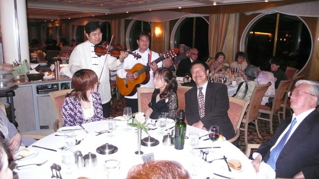 希望の曲をリクエストし、夕食タイムを盛り上げてくれます。<br />チップが必要です、<br />