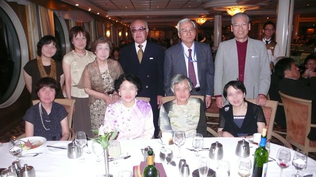 同じテーブルの皆さんと一緒に記念撮影です。<br />今日のドレスコードはフォーマルですが、タキシードを着てる人を見ると、何か場違いの感がありました。<br />このコースではオシャレを楽しむ服装がよさそうです。