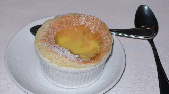 夕食の締めは、グランマルエスフレ・卵白とグランアルニエのふんわりしたデザート。<br />メニューに釣られて注文したが、美味しかった。<br />