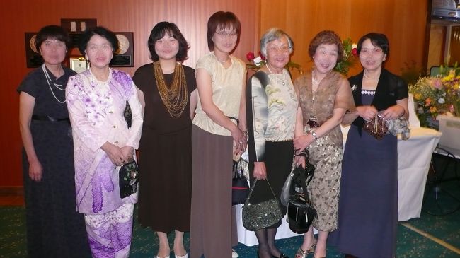 夕食後に、レストラン前で美女達をパチリ。