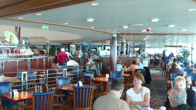 朝８時頃に、９階ビュッフェレストラン・ウインジャマーカフェで朝食です。<br />ここには７１０席の椅子が用意されている。<br />今回のクルーズは集客不良で、乗客１５００名位？。<br />乗船率７５％位？空いている。