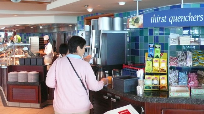 コーヒー・紅茶は、ここで朝７時から夜９時までセルフで自由に飲めます。<br />コーヒーは４種類、紅茶は１５種類位は用意されている。