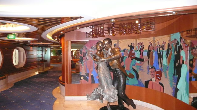 シャルウイダンスのモニュメントが飾られているラウンジ入り口。