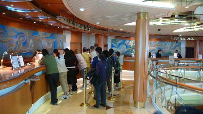 エクスカーション受付カウンターです。<br />寄港地での観光の受付や相談に乗ってくれます。