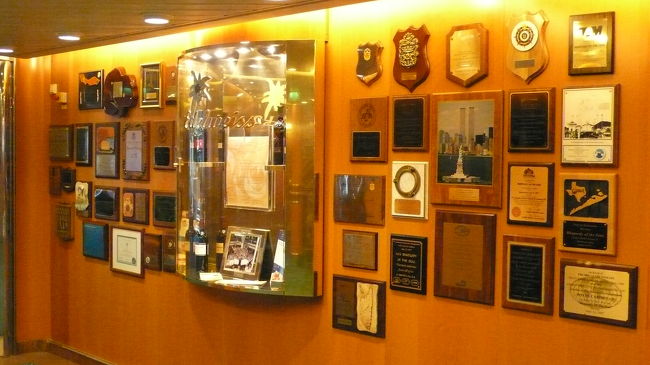 寄港地からの感謝の盾が、沢山飾られています。<br />写っているのは約半分です。