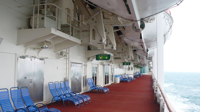 ５階プロムナードデッキの右舷側です。<br />避難訓練はここで行われました。<br />救命ボートが見えます、桟橋に着岸できないときは、このボートで送迎します。<br />救命ボートが何故か送迎時には、テンダーボートと呼ばれます。