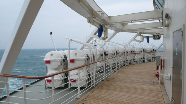 後部甲板の、膨張式救命イカダです。