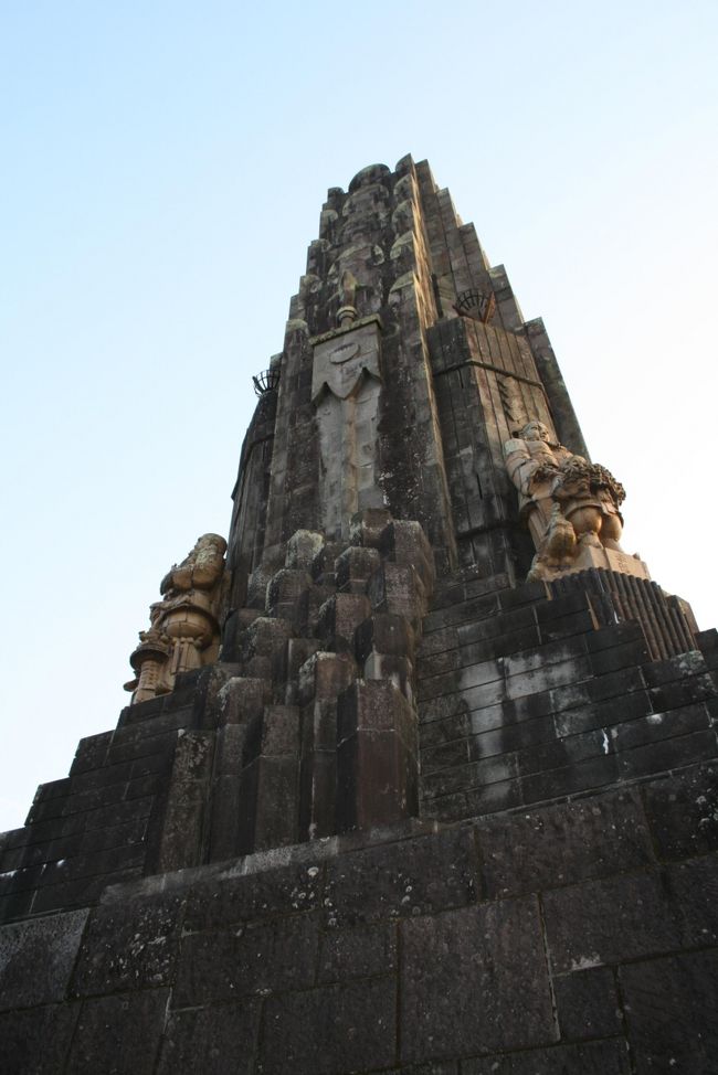 宮崎市＜平和台公園?八紘一宇＞<br /><br />●八紘一宇<br />　標高60ｍの丘陵地に聳え立つ高さ37ｍの塔です。