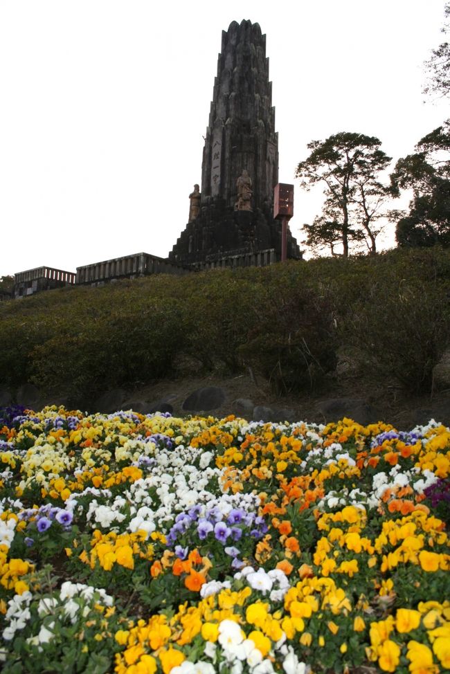 宮崎市＜平和台公園?八紘一宇＞<br /><br />●八紘一宇 <br />　昭和32年4月9日に都市公園の決定をうけて公園整備が進むにつれ、美術工芸品としての完全復元と保存の機運が台頭しはじめました。