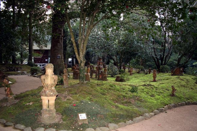 宮崎市＜平和台公園＞<br /><br />●はにわ園 <br />　４トラ「エボはち」さん情報によると、塔の右手裏側に回りこむと、はにわ園があるそうです。さっそく行ってみました。