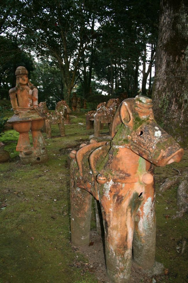 宮崎市＜平和台公園＞<br /><br />●はにわ園 <br />　平和台公園内にある「はにわ園」は遊歩道のある林の中に約400基の埴輪複製品がところ狭しと並んでいます。<br /><br />■はにわ園のレポは、次の旅行記「平和台公園?はにわ園」でアップします。