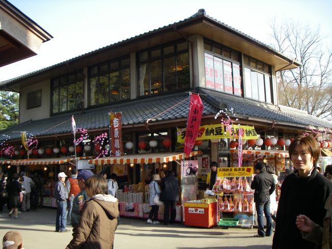 にぎわうお土産やさん。