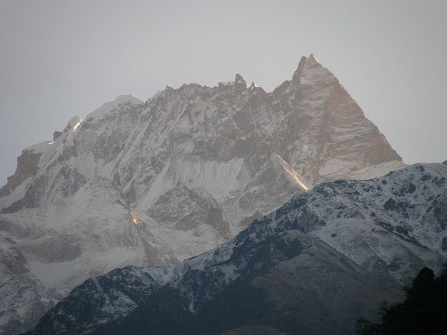 ＜アンナプルナ?＞<br /><br />アンナプルナ?に朝日が今差そうとしている瞬間。<br />起き抜けの目をこすりながらの撮影でした。<br /><br />この瞬間が一番山は綺麗に見える。