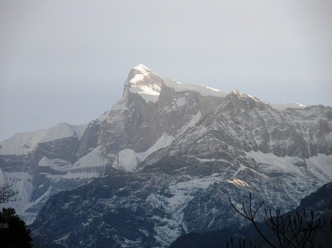 アンナプルナ?にも朝日が差し始める。<br /><br />朝の素晴らしい時間を楽しみました。