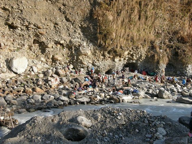 ＜タトパニ(温泉)＞<br /><br />コースは、この温泉の中を通って奥へトレッキング。<br /><br />地元のネパールの人たちは、朝から温泉を楽しんでいるようだ。