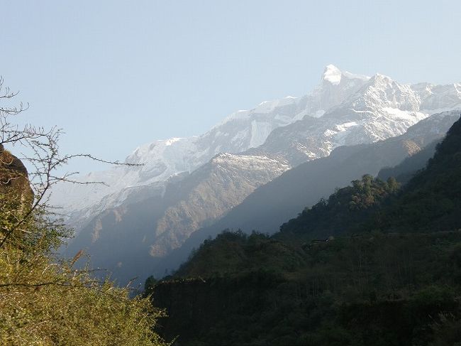 前方にアンナプルナを見ながら谷あいを遡る。