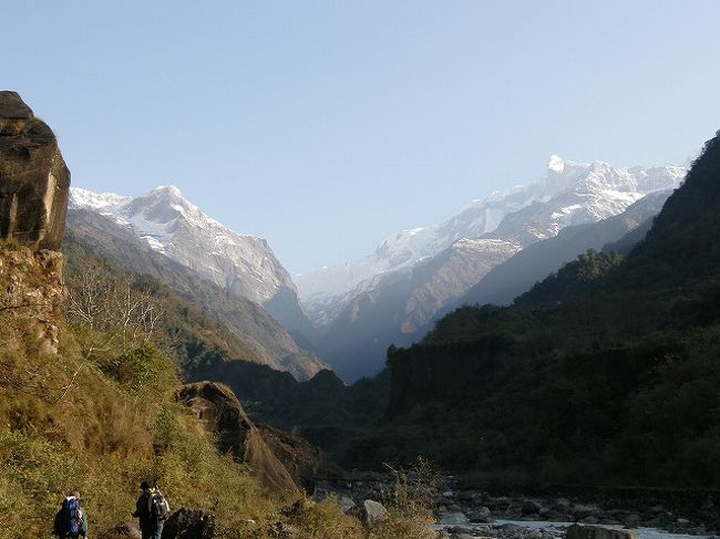 谷は狭くなったり、広くなったり。<br />アンナプルナ山域から流れ出る水を集めて・・・。