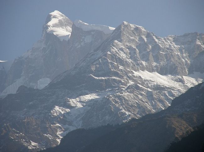 ＜アンナプルナ?＞<br /><br />アンナプルナ?の朝日を浴びた<br />荒々しい姿が迫ってくる。<br />