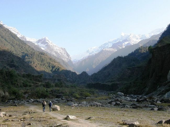 広大な川原を・・・<br />迫りくる雪山に向かい・・・<br />ひたすら歩く。