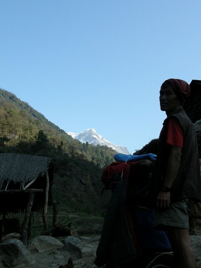 ポーターが<br />ターゲットの山を見つめる。