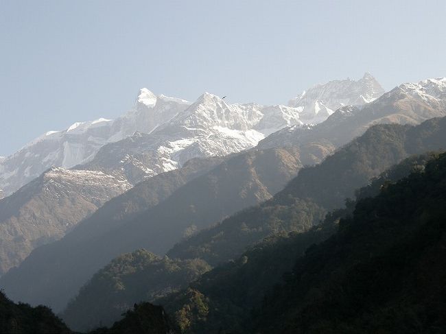 幾重にも重なる山並みの奥にアンナプルナ?が・・・。<br />