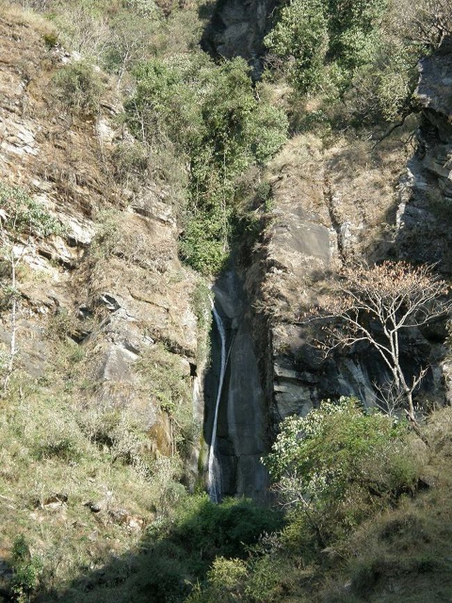 大きな滝も現れる。