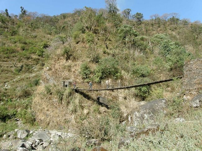 つり橋を渡り村に入る。<br /><br />どのつり橋も老朽化していて<br />あまり気持ちのよいものではなかった。