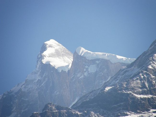 ＜アンナプルナ?＞<br /><br />迫るアンナプルナ?。<br />今日は、ここからまだだいぶ急な登りが予定されている。<br />アンナプルナの勇姿にパワーをもらい登る。<br /><br /><br />　　　　　　　　　　　　　　　完<br />