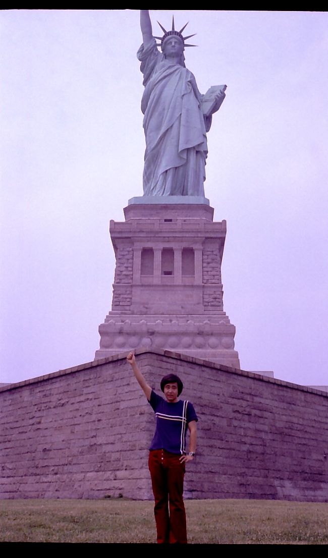 台座までエレベータで上がり後はラセン階段354段を登ると王冠から外が見える