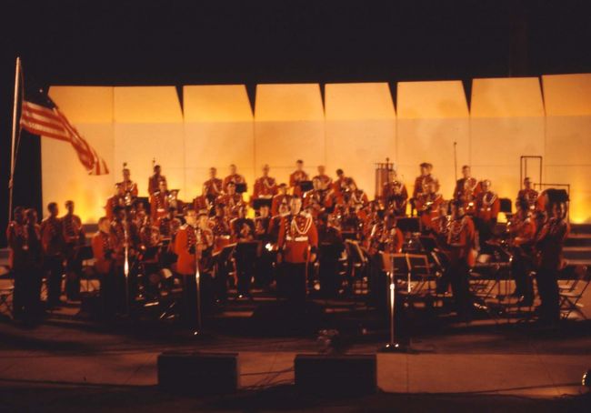 真夏の夜は野外でラフにUS　Marineの演奏が毎日あった