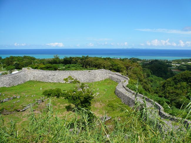 今帰仁城跡。グスクというやつです。<br />２０００年に世界遺産に登録されたそうで、まだ足場を造っているところもありますが<br />静まり返った空気と青い空が不思議な気持ちにさせます。
