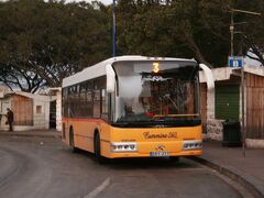 最終日、Valettaのロータリーで撮影したマルタバス。最新型。