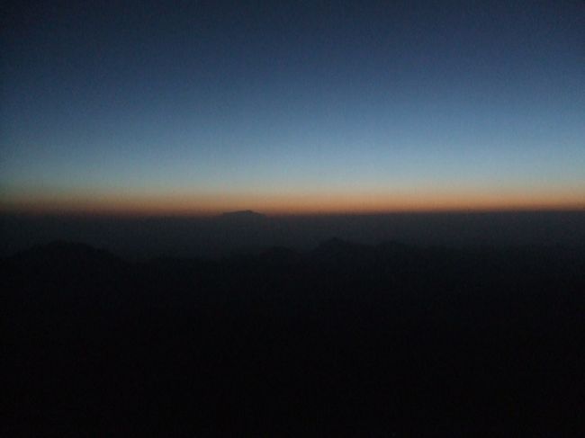 ・シナイ山　<br /><br />山頂に着いて約１時間、寒さと眠さに耐えに耐えながら待ち続けていると、やっとうっすらと空が明るくなってきた。