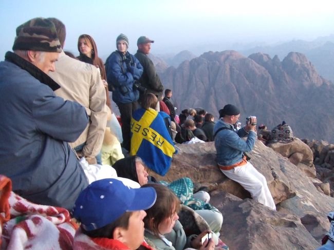 ・シナイ山　<br /><br />同じく、山頂でご来光を待つ人達。<br />欧米人は、ほんとにマナーが悪い。。。