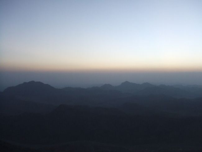 ・シナイ山　<br /><br />３０分ほどすると、かなり明るくなった。