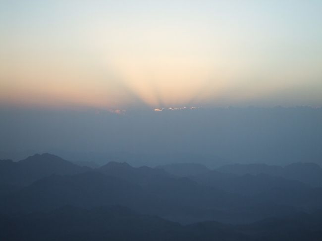 ・シナイ山　<br /><br />そして１０分ほどすると、ついにご来光が。