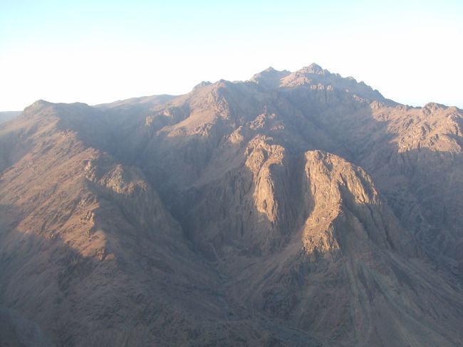 ・シナイ山　<br /><br />朝陽に照らされる山々。